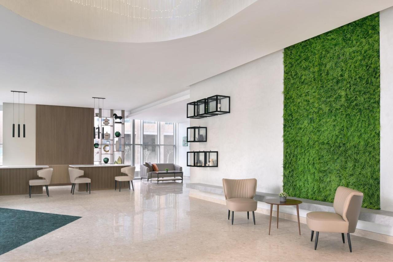 Hotel Element By Westin West Bay Ad-Dauha Zewnętrze zdjęcie A green wall in a hotel lobby