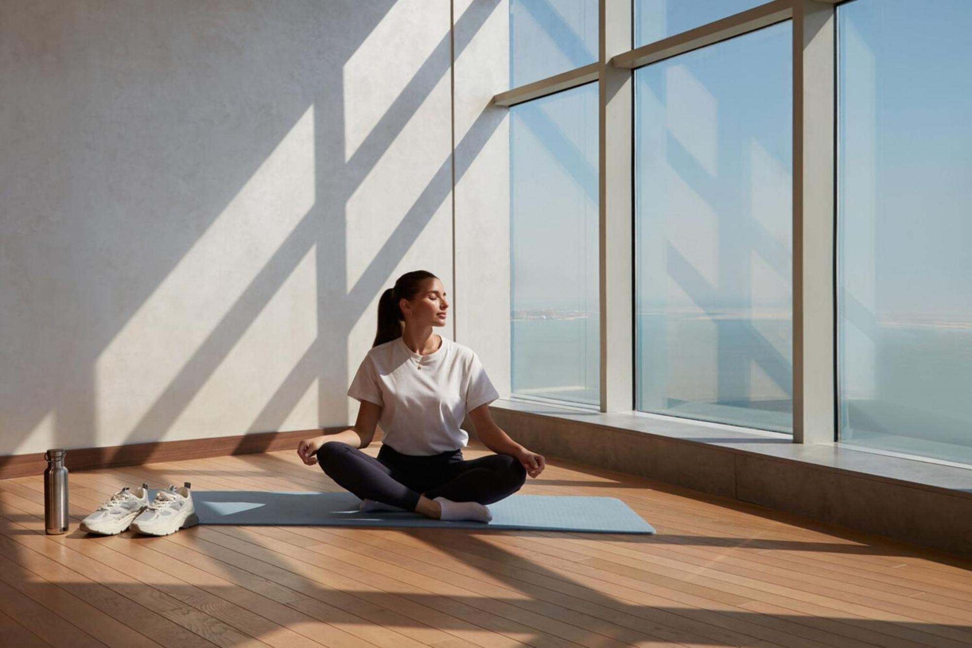 Hotel Element By Westin West Bay Ad-Dauha Zewnętrze zdjęcie A woman meditating